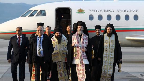 Благодатният огън вече пристигна в България
