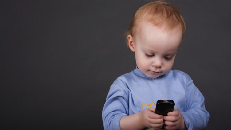 Лекари: Малките деца да не играят с мобилни телефони