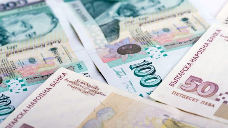 Минималната заплата от днес става 610 лв.