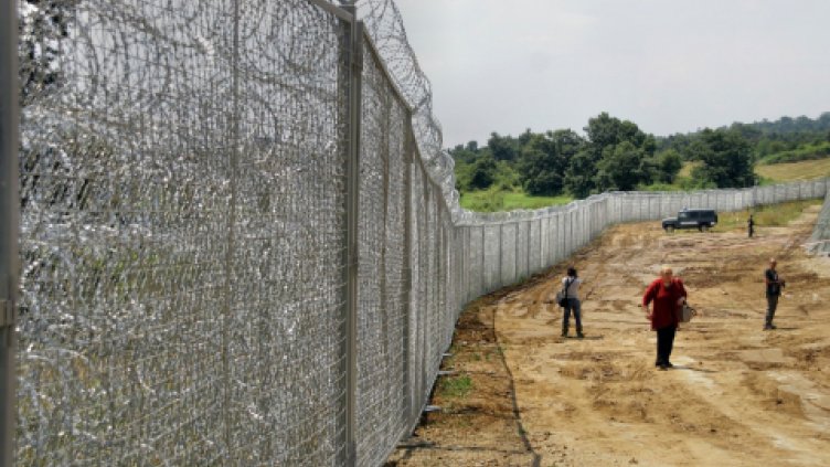 Дъждовете повредили оградата по границата с Турция, ремонтират я