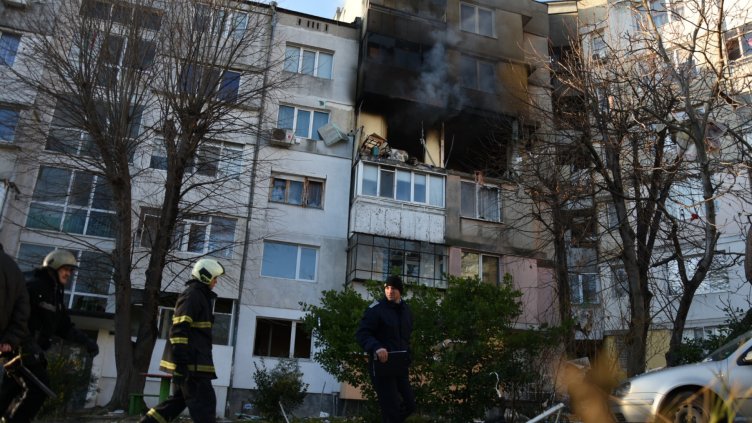 Куче оцеля 2 дни без храна и вода в опустошения от взрив вход във "Владиславово"