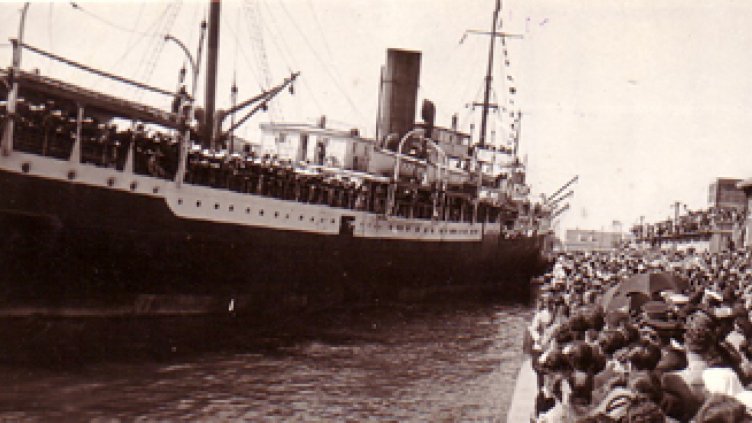 ПАРАХОДЪТ “БУРГАС” ОТПЛАВА ОТ ВАРНА, за да поеме курс към Балчик. Оригиналът се съхранява във Военноморския музей.