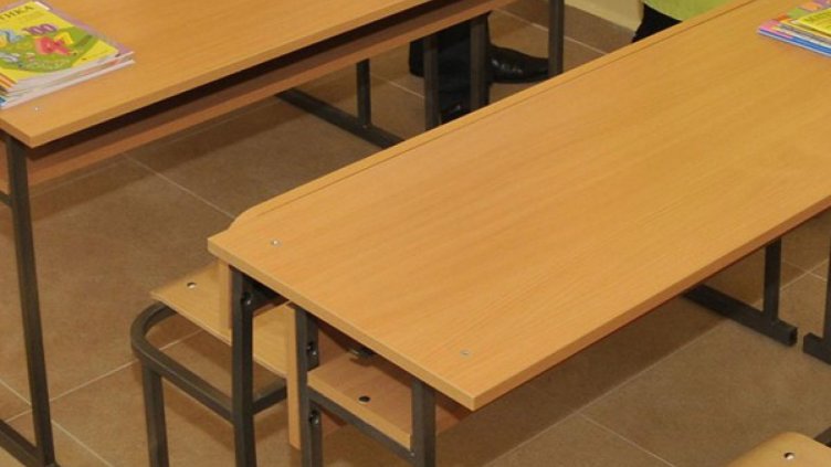 Баба и дядо набиха учителка на внуците си