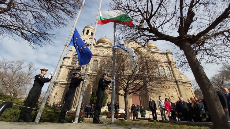 Варна започна честванията за Националния празник с вдигане на флага