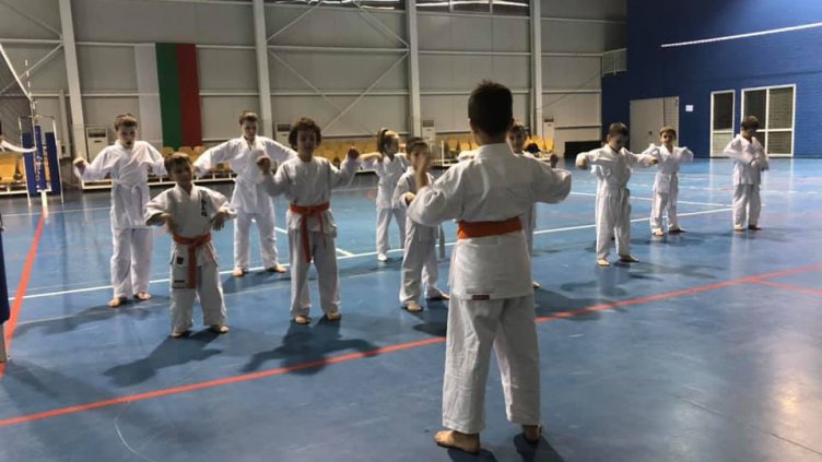 Във Варна малки и големи тренират усилено за изпита на 9 март. Снимка Фейсбук