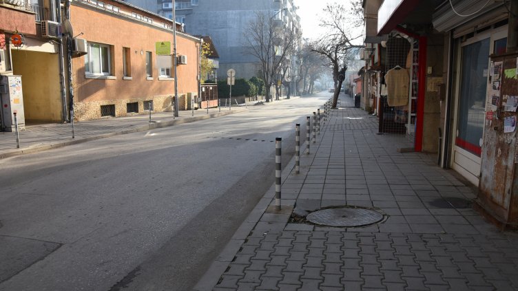 Паркиране по варненски на ул. „Капитан Райчо“ (СНИМКИ)