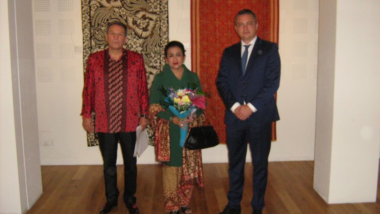 Сурабая се докосна до варненци с изкуството батик