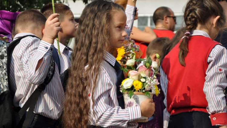 Вместо за китка за учителя деца дават пари за хора в нужда