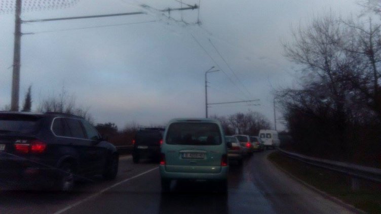 Стотици от "Аспарухово" отново закъсняват за работа (СНИМКИ)