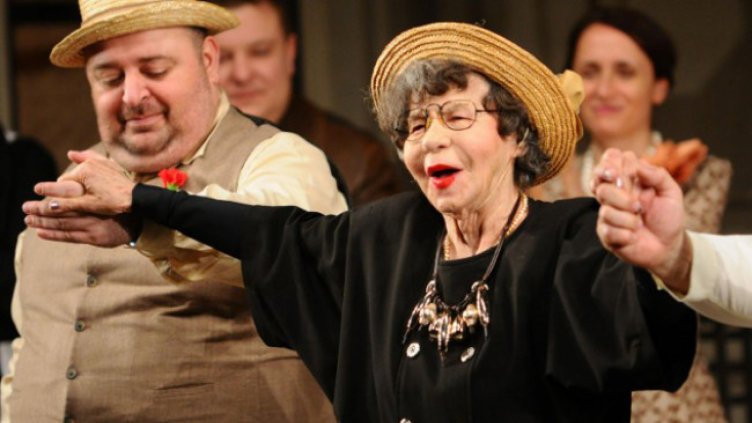 Стоянка Мутафова се оттегля временно от сцената