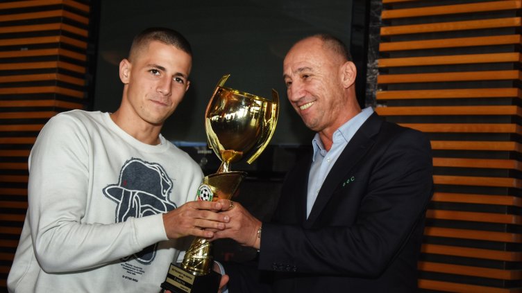 Младият талант Мартин Минчев получава наградата си от шефа на Зоналния съвет на БФС – Варна, Георги Мирчев. Снимка ПЛАМЕН ГУТИНОВ