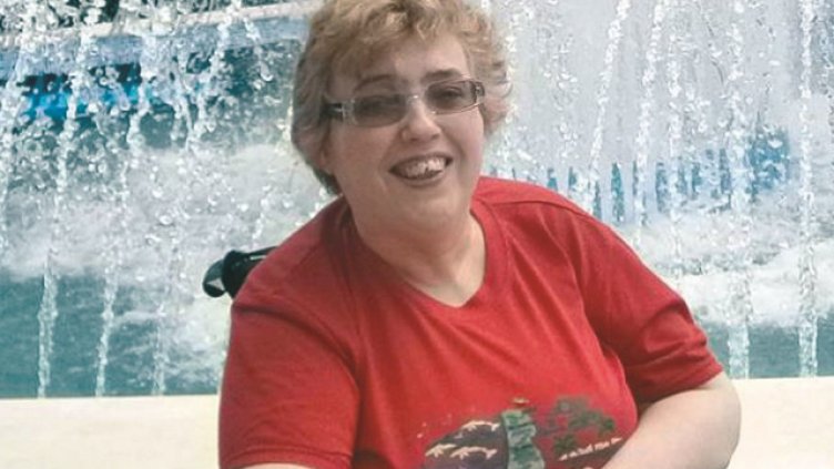 Благодетелка в инвалидна количка направи дарение на онкоболница