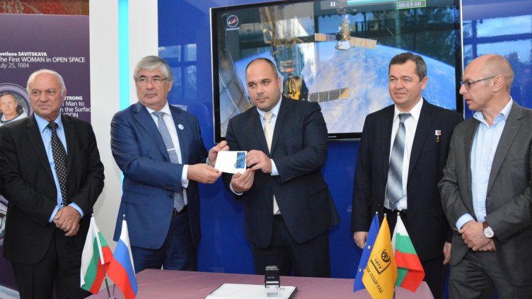 Космонавти, политици, дипломати и учени валидираха пощенска марка