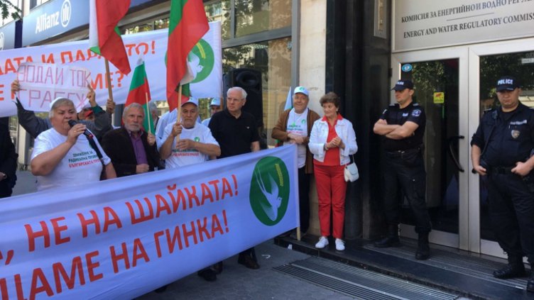 Граждани на протест: Убиват ни с тока, водата и парното