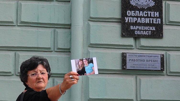 Близки на загинали в катастрофи поискаха кръгово край Долище (СНИМКИ + ВИДЕО)