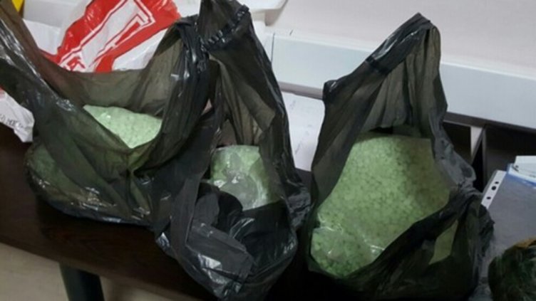 Задържаха дилъри с близо 6 килограма екстази