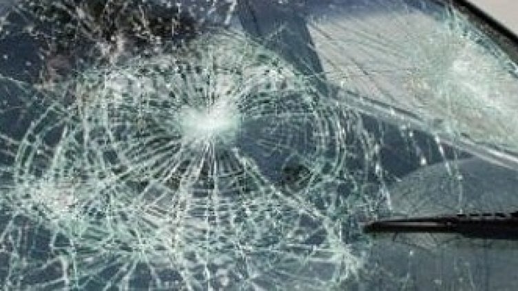 Провадиец счупи предното стъкло на автомобил