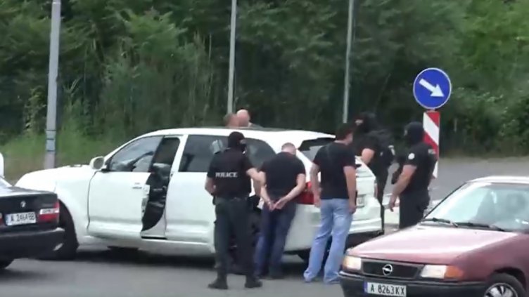 Зрелищни арести: 10 са задържани при акцията на ГДБОП и полицията в Бургас (СНИМКИ)