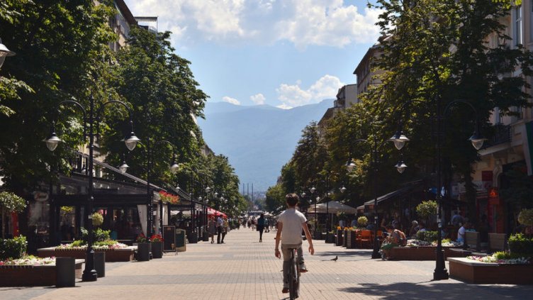 Пенсиите се увеличават от днес, токът и парното поскъпват