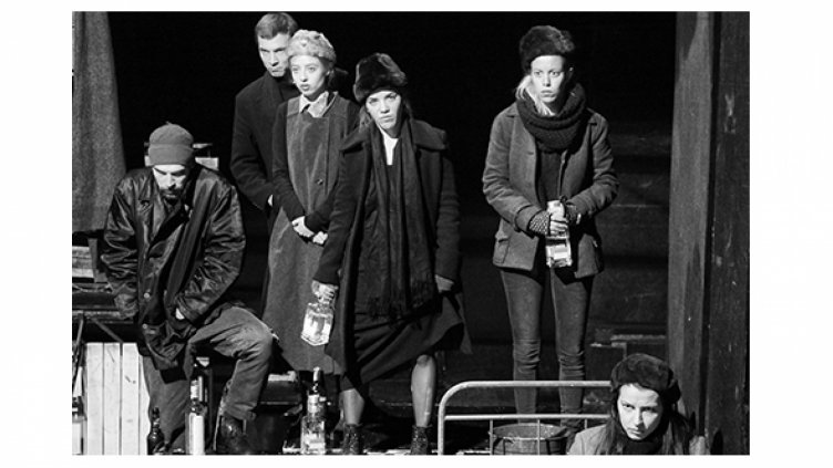 СПЕКТАКЪЛЪТ Е ПОГЛЕД НАЗАД към съветската и постсъветска действителност в търсене на истината за едно противоречиво време.