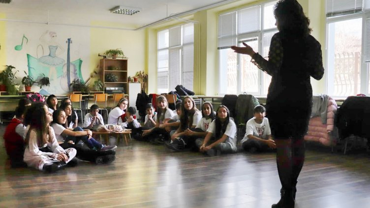 Белославско школо със смарт кабинет и интерактивни маси