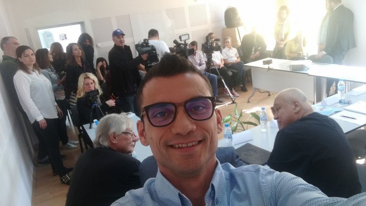 Председателят на сдружението "Аз вярвам и помагам" Владислав Николов секунди преди началото на пресконференцията за дарението. Снимка Фейсбук