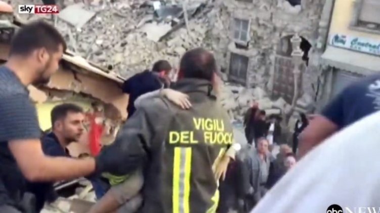 Извадиха 10-годишно дете изпод разрушенията в Италия