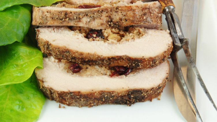 Печено свинско, пълнено с ябълки и орехи