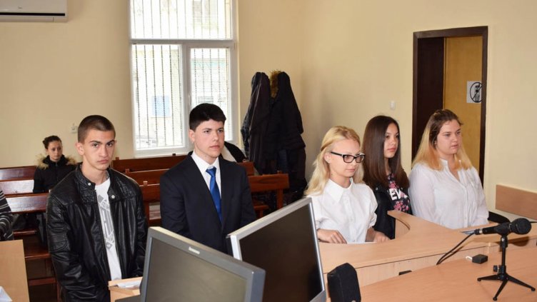 Учебната година по "Час по правосъдие" завърши със симулиран процес по гражданско дело