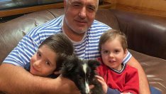 Бойко Борисов подари на внучетата кученце