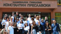 Абитуриенти от Хуманитарната посадиха дърво и тропнаха хоро на изпроводяк