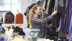 Чуждата енергия от дрехите втора ръка се пречиства с тамян и смирна