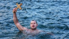 27-годишният Александър Николов извади кръста на Богоявление във Варна (СНИМКИ)