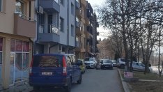 Екшън в Благоеврад! Въоръжен мъж се барикадира в дома си