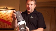 CES 2015: Зарядно зарежда телефоните ни за секунди