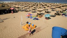 Заради инфлацията: Скачат цените на чадъри и шезлонги през лятото