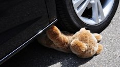 Майка изхвърли детето си от колата