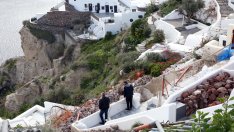 Санторини се тресе, местни напускат, но идват... туристи