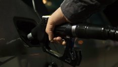 Петролът достигна 100 долара за барел за първи път от юли