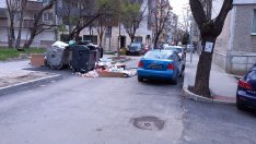 Новоремонтирана улица във Варна тъне в боклуци(Снимки)