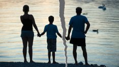 Родители, лишени от децата си, протестират във Варна