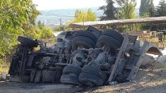 Камион помете две коли и спря движението по  Е-79