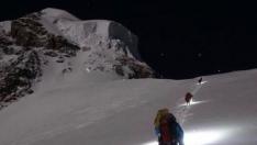 Издирват Атанас Скатов след опит за нощно изкачване на К2