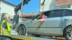 "Паяк" вдигна кола барабар с шофьора (СНИМКИ)