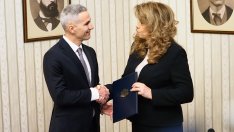 Утре Гюров представя кабинета си на Йотова