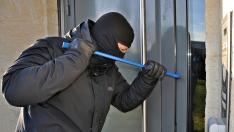 Младежи свиха кабели и щанги от цех във Варна
