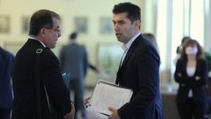 (Не)приятелски огън: БСП пита президента подкрепя ли партия на Петков