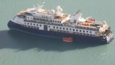 Луксозен круизен кораб с 206 души на борда заседна в източната част на Гренландия