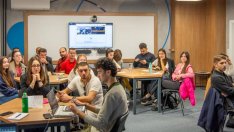 25 студенти от 18 специалности работят заедно по бизнес казуси в иновативна програма във Варна