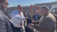 Борисов свали сакото от гърба си, хариза го на работник (ВИДЕО)